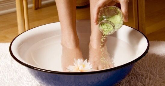 foot bath to treat toe fungus