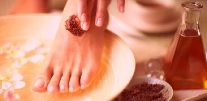 Take a bath with folk remedies at the first sign of foot fungus